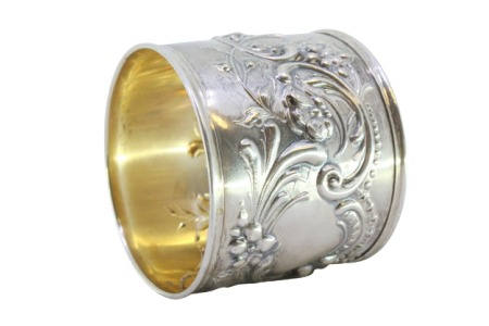 Argola de guardanapo em prata com relevada com motivos florais.